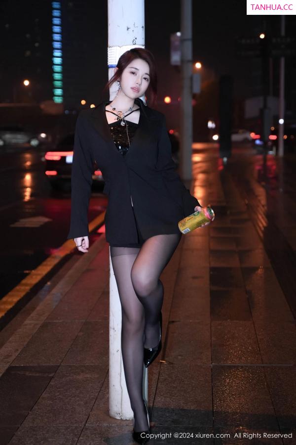 美七Mia  [XiuRen]高清写真图 2024.03.08 No.8199 美七 Mia 黑丝美腿第9张图片